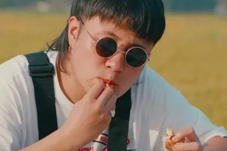 在24小时自助服务网站上，您可以购买到拥有10万粉丝的抖音账号，并享受免费的10000播放量服务。