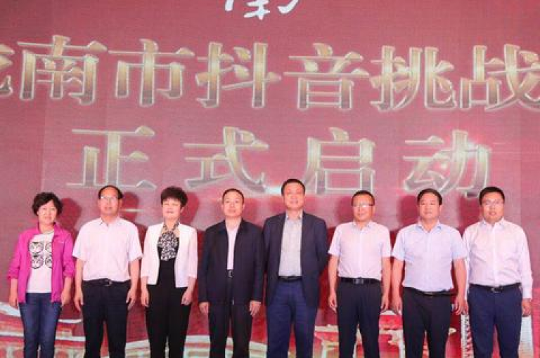 要有效地在抖音上推广自己的视频，关键在于创作吸引人的内容、利用热门话题和标签、以及与观众互动。