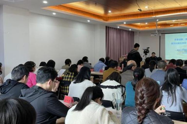 多多可以通过提供学习资源、分享经验技巧以及给予情感支持等方式来助力好友。