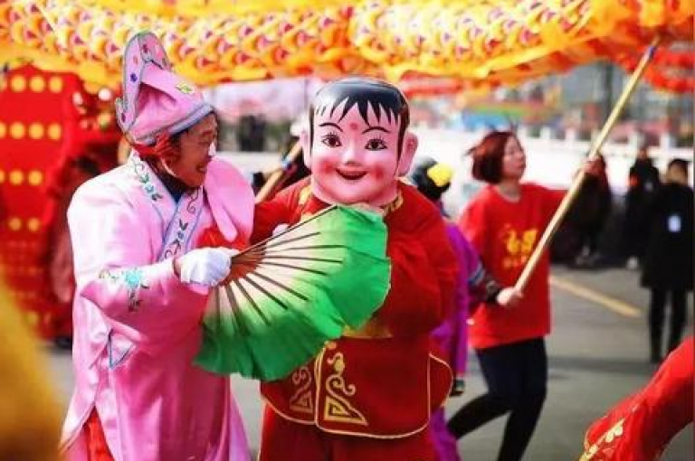 自助云商城 - 快手免费打call自助平台包括多种选择，其中一些知名的有易企秀、互动酷和活动行。
