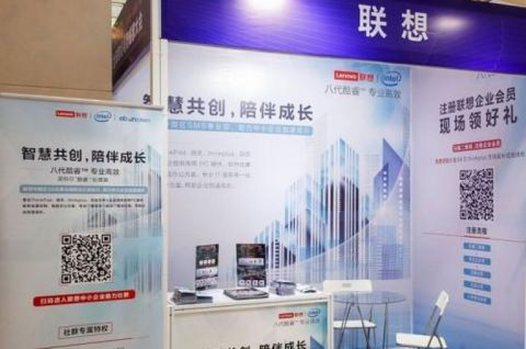 拼多多的扫码助力活动在微信社群中变得极为流行。