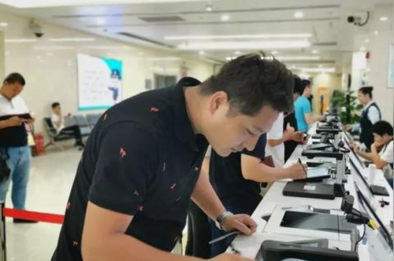 QQ名片一元10万赞服务，为您提供快速提升QQ社交影响力的经济方案。
