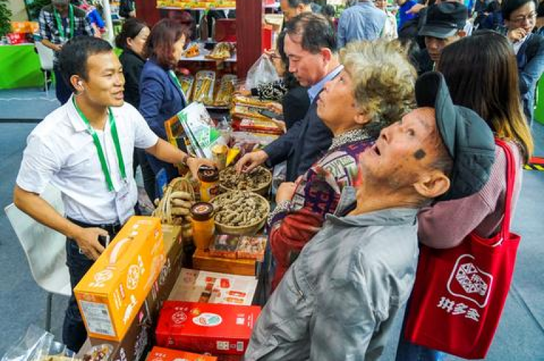 拼多多邀请好友助力的详细指南包括了如何通过分享活动链接、邀请码或者二维码来让朋友帮忙砍价或参与其他促销活动，以获取更优惠的价格。