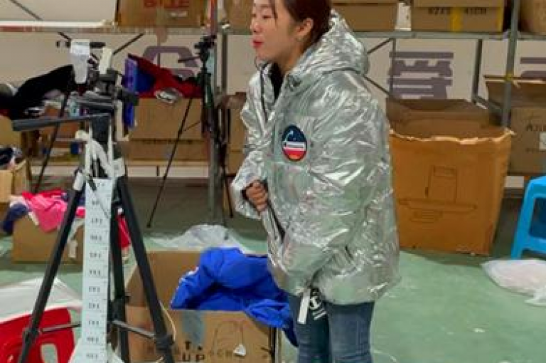 问题，空间访客量0.1元一万(空间0.1元一万是多少)，答案，为了回答这个问题，我们需要理解单位价格和数量之间的关系。下面是详细的解析过程，，了解单位价格，，- 每增加一万空间访客量的费用是0.1元。，计算总费用，，- 如果购买一万空间访客量，费用是0.1元。，- 因此，0.1元可以购买到一万空间访客量。，结论，，- 空间访客量0.1元对应的数量是1万。