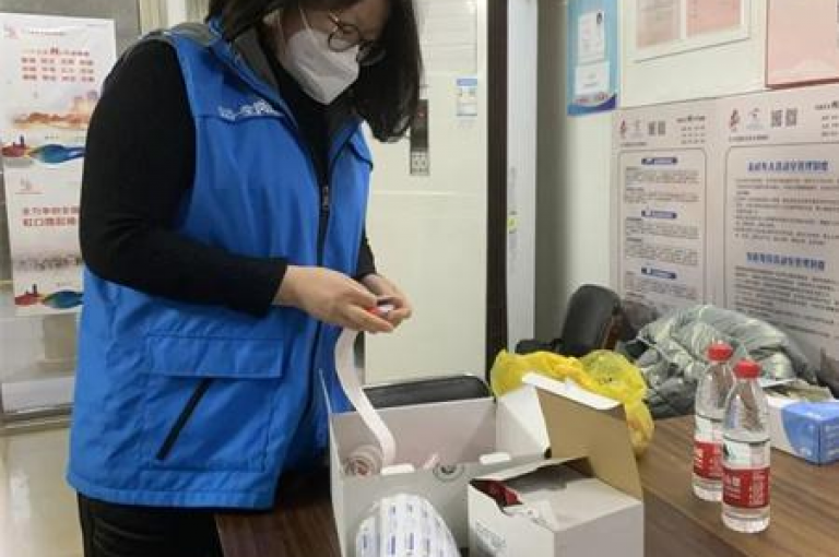 如何在多多互助平台上对{不恰当的帮忙请求}进行投诉？