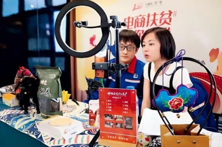 在快手业务自助平台，你可以便捷地下单真人点赞服务，同时探索哔哩哗啦官网提供的B站特效获取技巧。