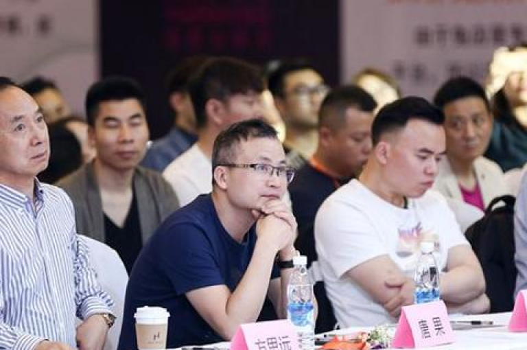 拼多多推出的砍价活动允许用户通过邀请朋友帮忙砍掉商品价格，直至达到1元购的优惠目标。