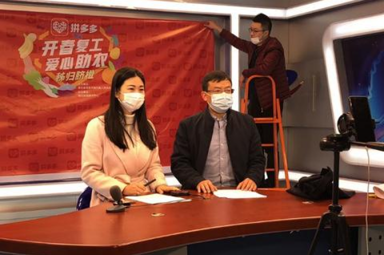 在拼多多助力微信群里，大家互相分享邀请码，共同为获得优惠而努力。
