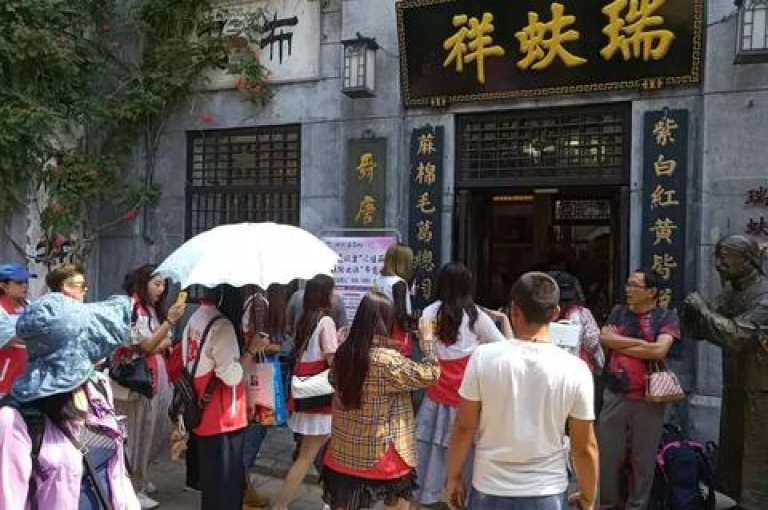 探索最具人气的网红商城，开启您的时尚购物之旅，尽享潮流新品的魅力！