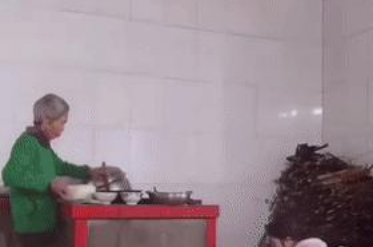 抖音平台推出了全新的直播连麦功能，增强了用户之间的互动体验。
