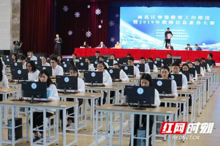 探索无限名片设计可能，尽在免费领取10000张个性化名片的顶级平台。